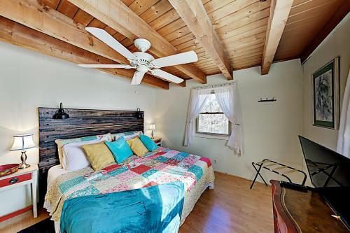 Amazing 2-acre Retreat - Office, Gazebo & Fire Pit Home