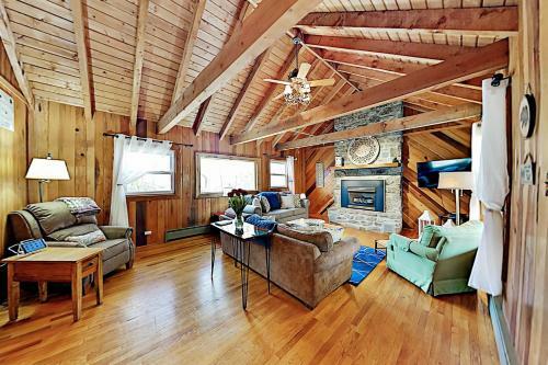 Amazing 2-acre Retreat - Office, Gazebo & Fire Pit Home