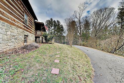 Amazing 2-acre Retreat - Office, Gazebo & Fire Pit Home