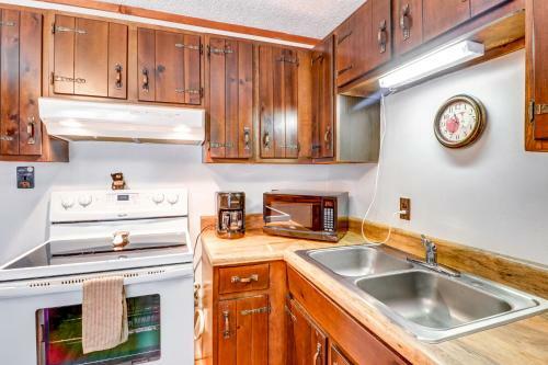 2 Bed 2 Bath Vacation Home In Whittier II