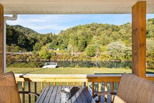 2 Bed 2 Bath Vacation Home In Whittier III