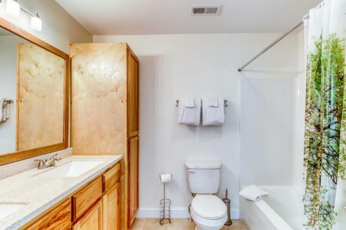 2 Bed 2 Bath Vacation Home In Whittier III