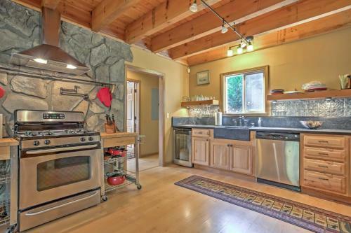 Spacious Waynesville Getaway With Decks And Fire Pit!