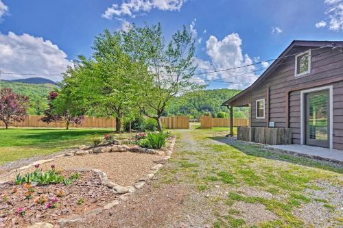 Custom Creekside Cabin 15 Mi From Asheville!