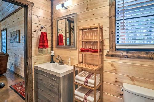 The Breeze Forested Oasis With Hot Tub And Deck!