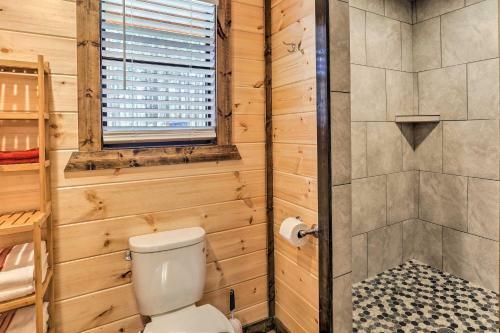 The Breeze Forested Oasis With Hot Tub And Deck!