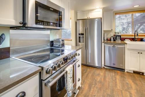 Lovely Bend Retreat With Private Patio & Firepit Home