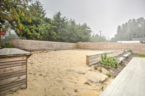 Dog-friendly Home With Hot Tub And Deck Walk To Beach