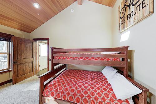 Stunning Retreat- Hot Tub, Sharc Access, 2 Masters Home