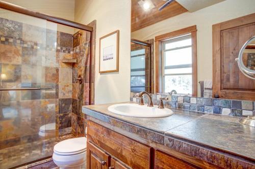 Stunning Retreat- Hot Tub, Sharc Access, 2 Masters Home