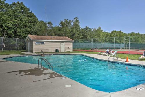 Poconos Home With Game Room, Fireplace, Deck And Hot Tub!