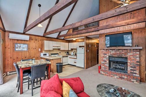 Pocono Getaway With Bbq 20 Mi To Camelback Mountain!