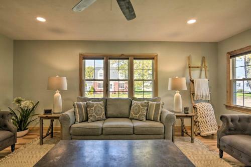 Cozy Modern Home 2 Miles From Downtown Erie!