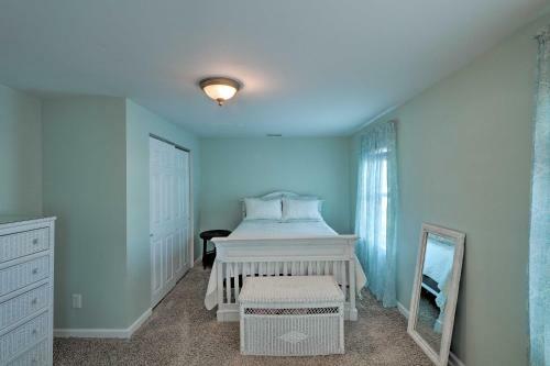 Colorful Abode With Yard, 9 Mi To Sesame Place!