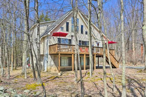 Spacious Outdoor Haven In The Hideout With Deck