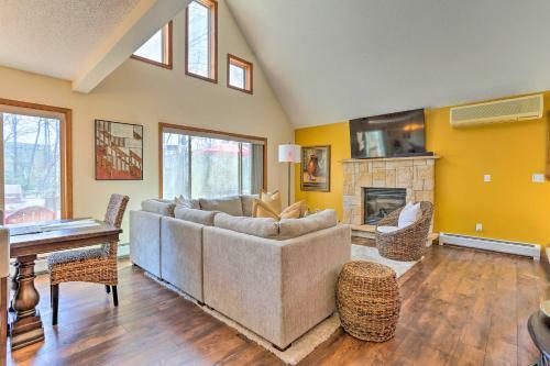 Spacious Outdoor Haven In The Hideout With Deck