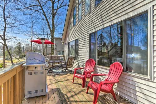 Spacious Outdoor Haven In The Hideout With Deck