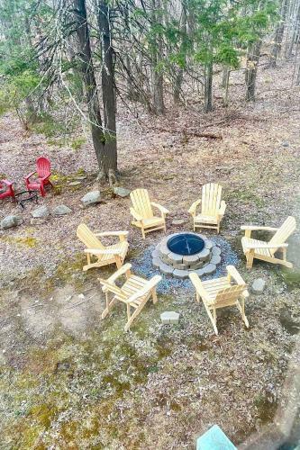 Spacious Outdoor Haven In The Hideout With Deck