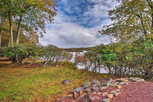 Apartamento Lakefront Poconos Condo With Pool Access And Water Views!
