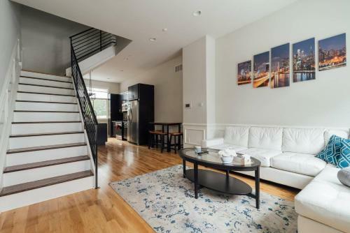 Luxury 3 Bed Near Penn / Chop With Skyline View!
