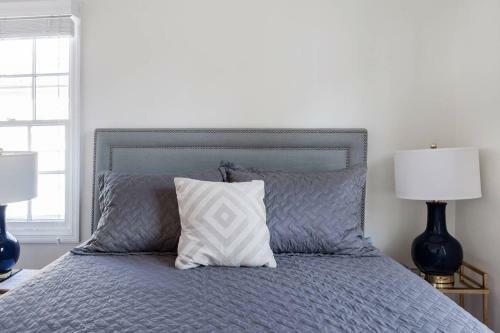 Soak Up The Light At A Chic Duplex 6 Blocks From King Street
