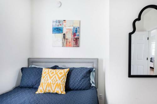 Soak Up The Light At A Chic Duplex 6 Blocks From King Street
