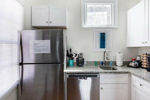 Soak Up The Light At A Chic Duplex 6 Blocks From King Street