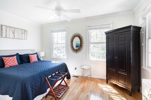 Soak Up The Light At A Chic Duplex 6 Blocks From King Street