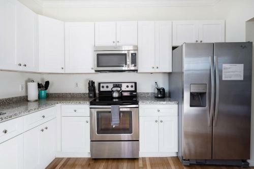 Soak Up The Light At A Chic Duplex 6 Blocks From King Street