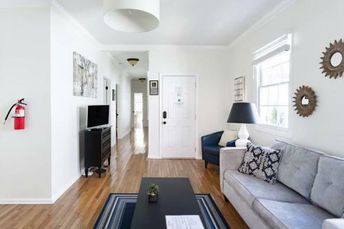 Soak Up The Light At A Chic Duplex 6 Blocks From King Street