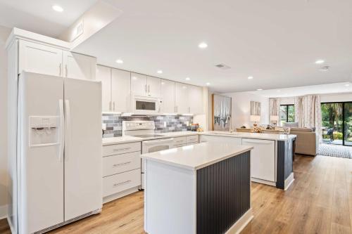 New! Renovated Villa With Golf Views Walk To Beach!