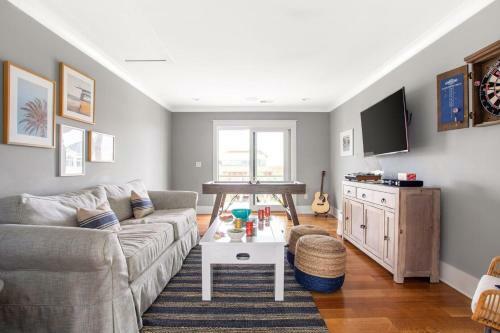 Pelican - Modern Beach Retreat W Patio & Pool
