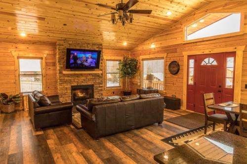 New Two Bedroom Cabin-now Available To Book! Home