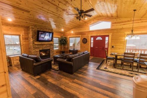 New Two Bedroom Cabin-now Available To Book! Home