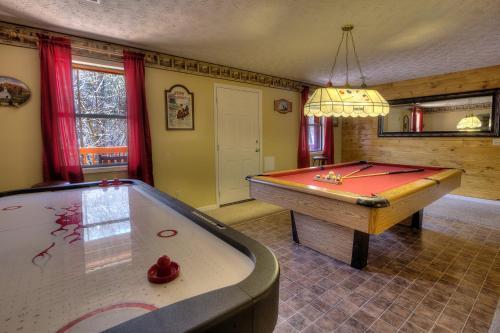 Bear Run Getaway #1136 By Aunt Bug's Cabin Rentals