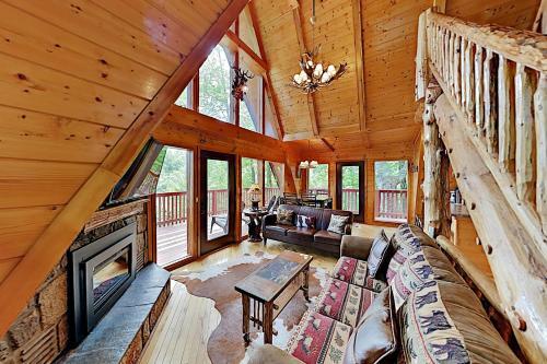 Bear Mountain Retreat - Big Views, Spa, Game Room Home