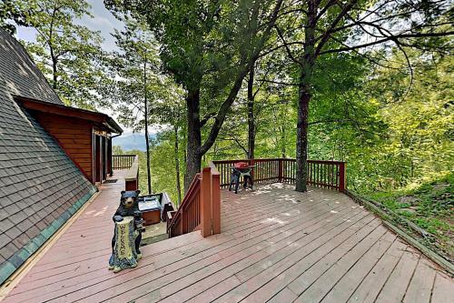 Bear Mountain Retreat - Big Views, Spa, Game Room Home