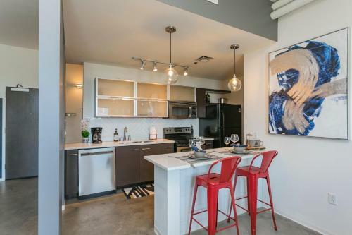Mid Century Modern Downtown Condo 30+ Night Min