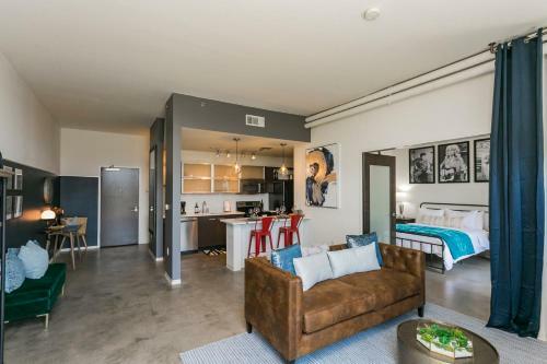 Mid Century Modern Downtown Condo 30+ Night Min