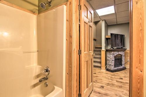 Cozy Pigeon Forge Escape With Spacious Deck And Hot Tub