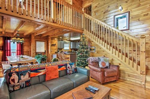 Smoky Mountains Cabin With Hot Tubs And Views!