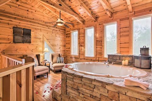 Pigeon Forge Cabin With Hot Tub, 2 5 Mi To The Strip