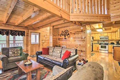 Pigeon Forge Cabin With Hot Tub, 2 5 Mi To The Strip