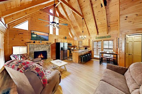 Country Bear Cove - Private Hot Tub Cabin