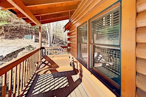 Country Bear Cove - Private Hot Tub Cabin