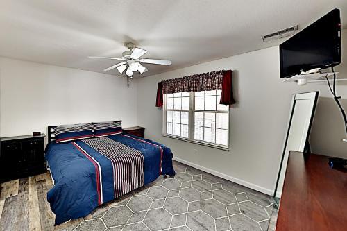 Handicap-friendly Getaway - 1 Mile To Attractions Home
