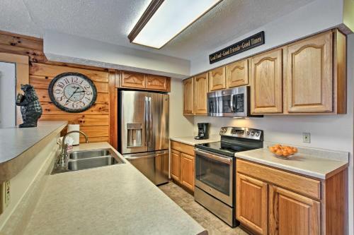 Sevierville Cabin With Hot Tub, Views And Pool Access!