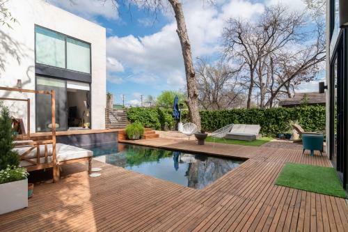 Contemporary Home In Downtown Austin