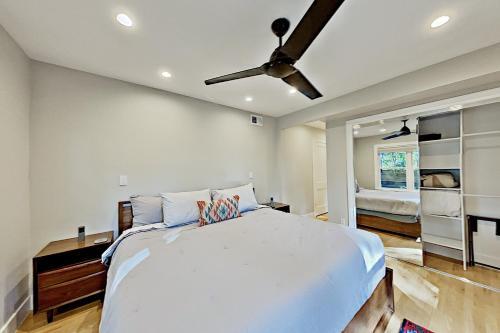 Lavish Escape - Firepit - 1 Block To Dining, Shops Home