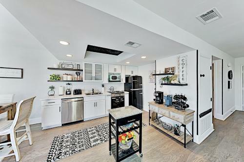 Apartamento Chic Canal-front Escape - Dock & Direct Bay Access Condo